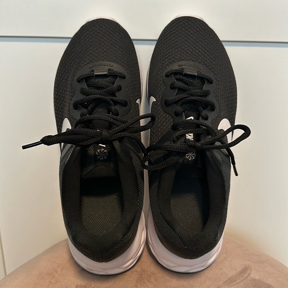 Nike women’s Road Running shoes, light and flexible! New without the box.